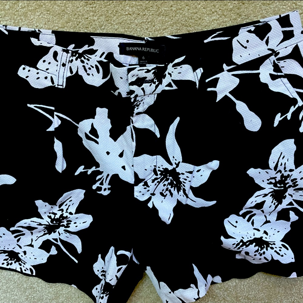 Black and white 100% cotton shorts. Like new.